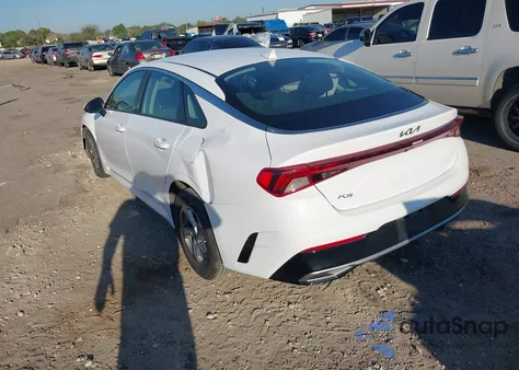 2022 Kia K5 Lxs z USA, uszkodzony, nr VIN 5XXG14J27NG116112